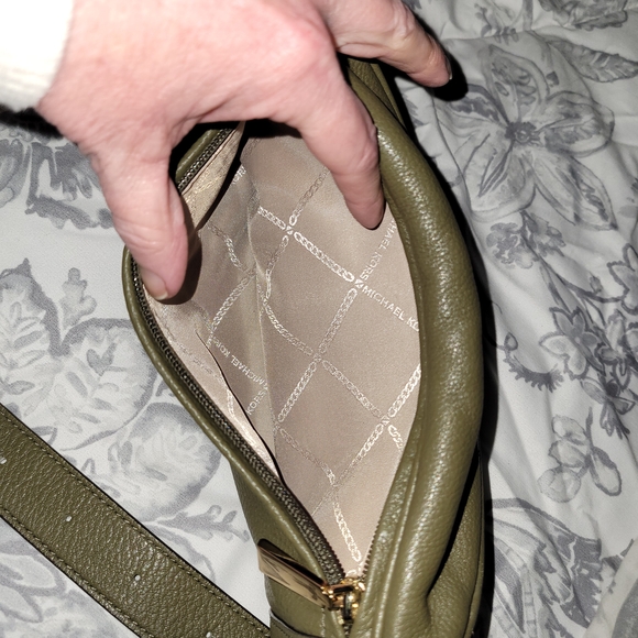 Michael Kors Olive Leather Bag with Gold Details - Picture 4 of 11
